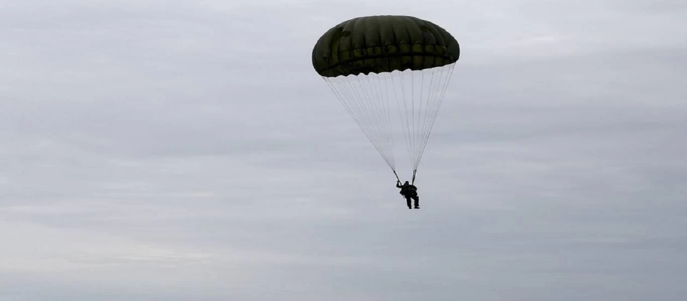 Τρομακτικό: Αλεξιπτωτιστής βουτά από αερόστατο στο απόλυτο κενό (βίντεο)